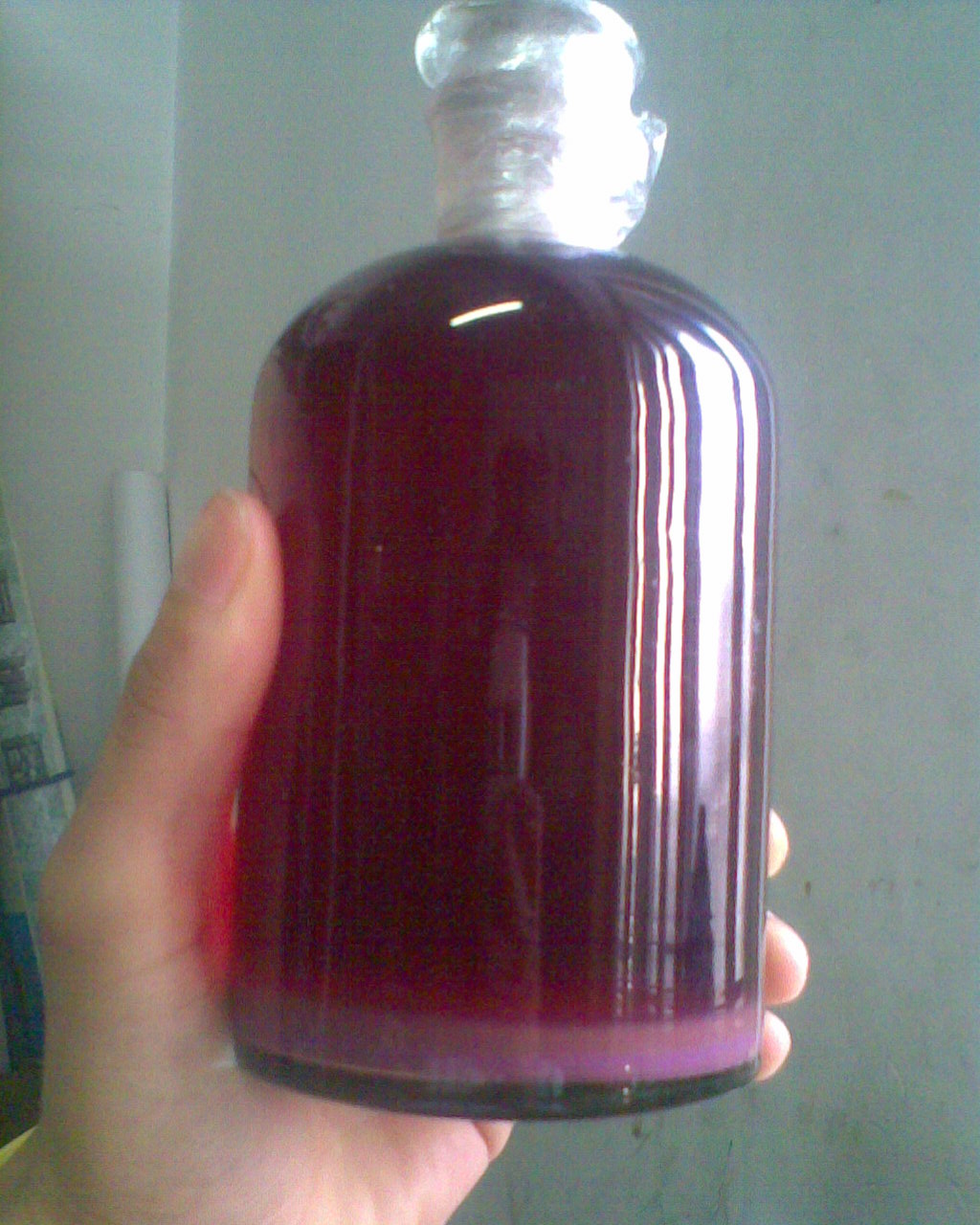 这是用保鲜膜严格包裹瓶盖的我的葡萄酒全貌。